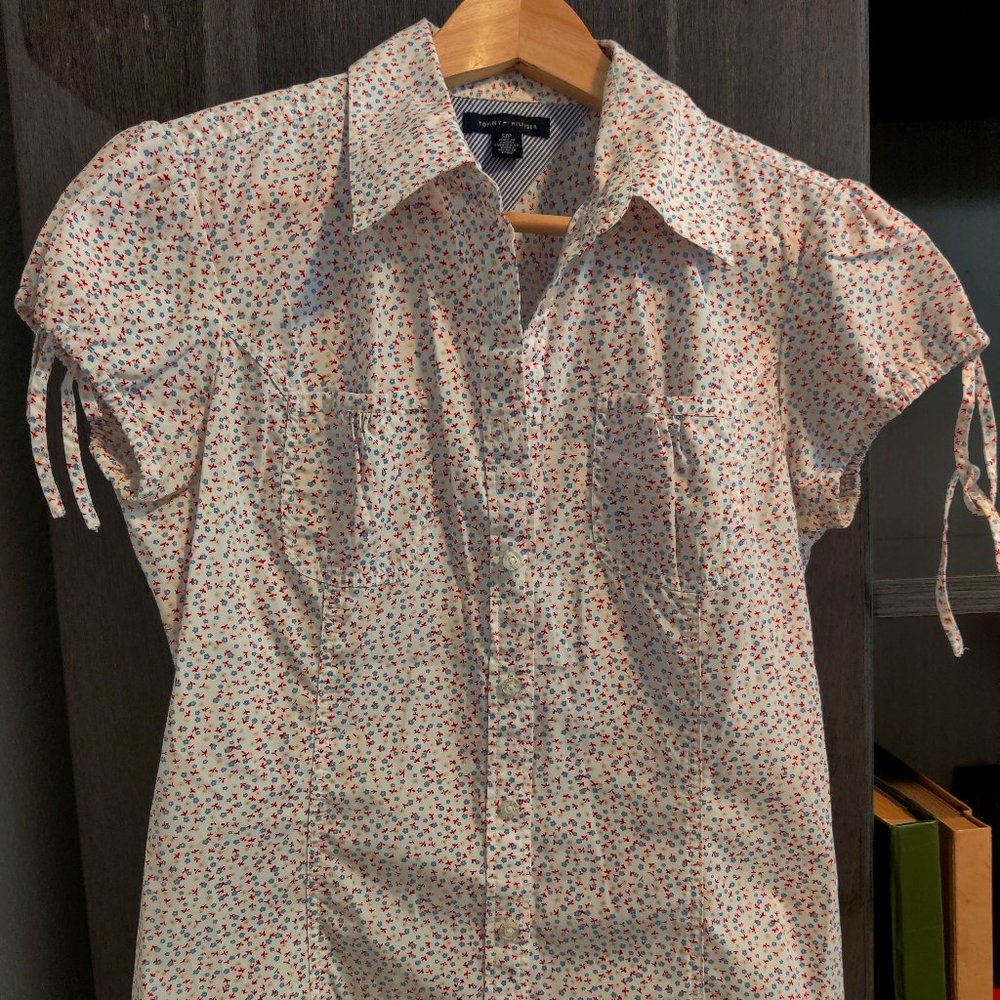 Tommy Hilfiger floral short button down blouse. Size S.
